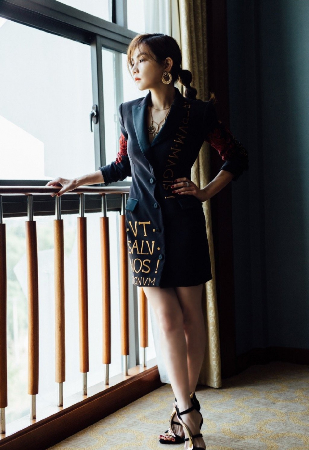 直率少女陈嘉桦干练简约风格迷人清纯写真