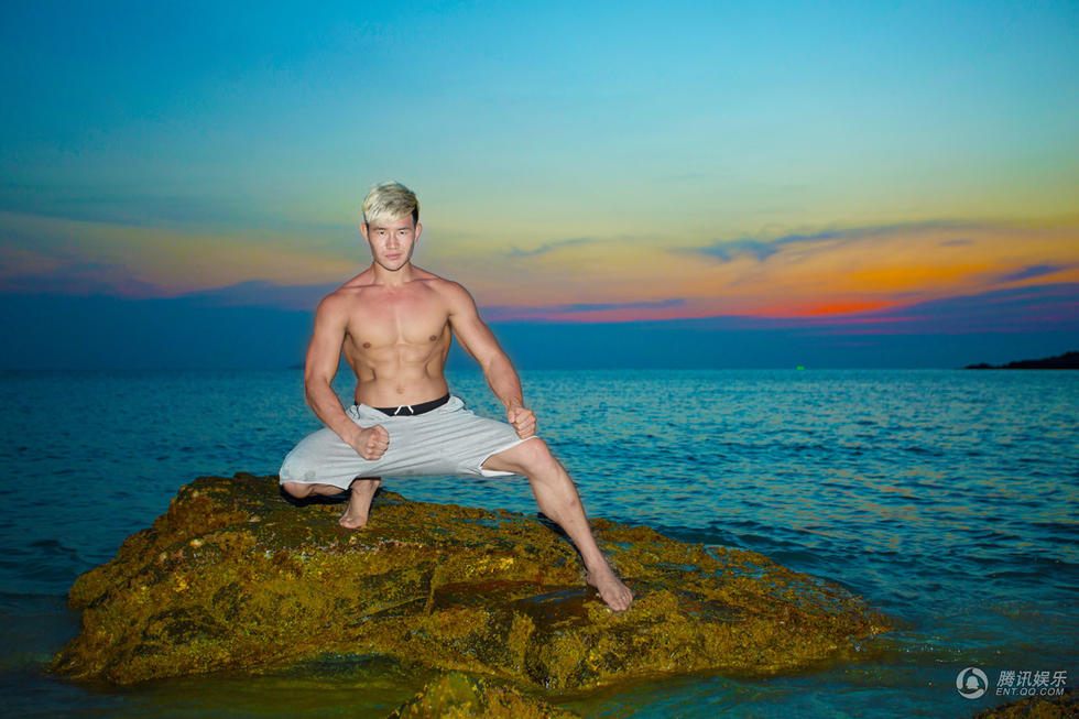 谢孟伟海边看日落秀身材图片