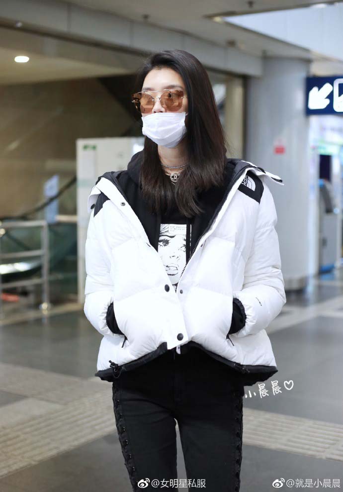 奚梦瑶机场街拍照 夹克短靴秋冬造型