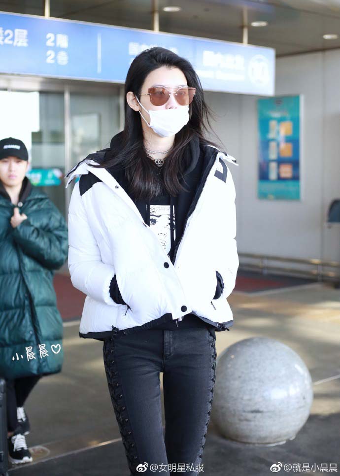 奚梦瑶机场街拍照 夹克短靴秋冬造型