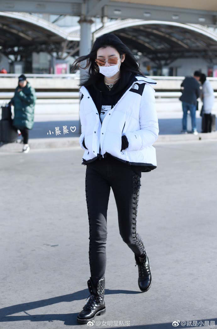 奚梦瑶机场街拍照 夹克短靴秋冬造型