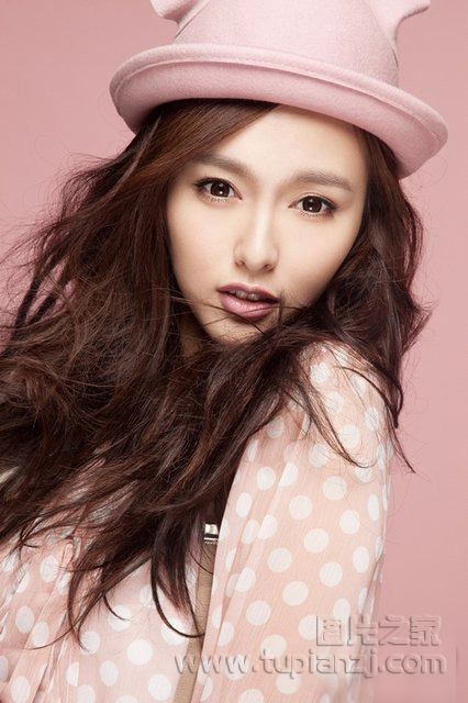 唐嫣写真集《糖心》首曝光 造型清新独特