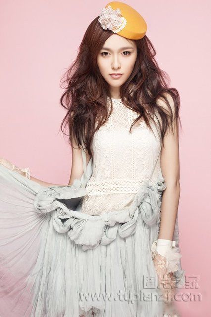 唐嫣写真集《糖心》首曝光 造型清新独特