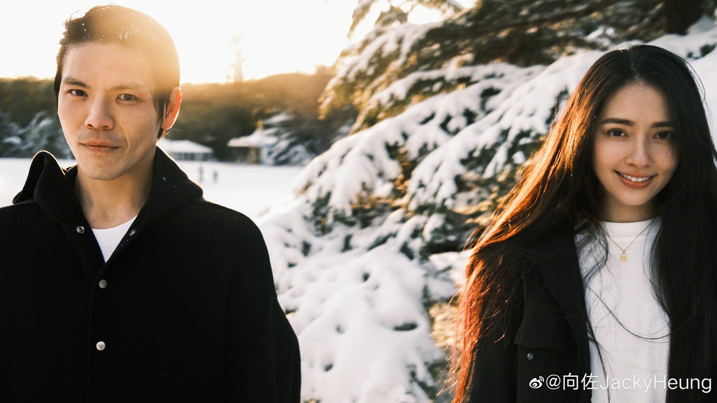 向佐郭碧婷雪地氛围感大片笑容满溢互动甜蜜