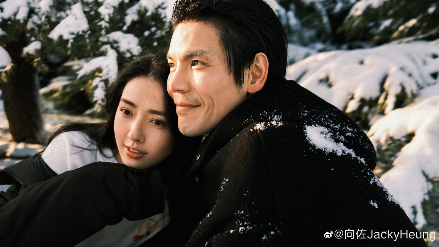 向佐郭碧婷雪地氛围感大片笑容满溢互动甜蜜