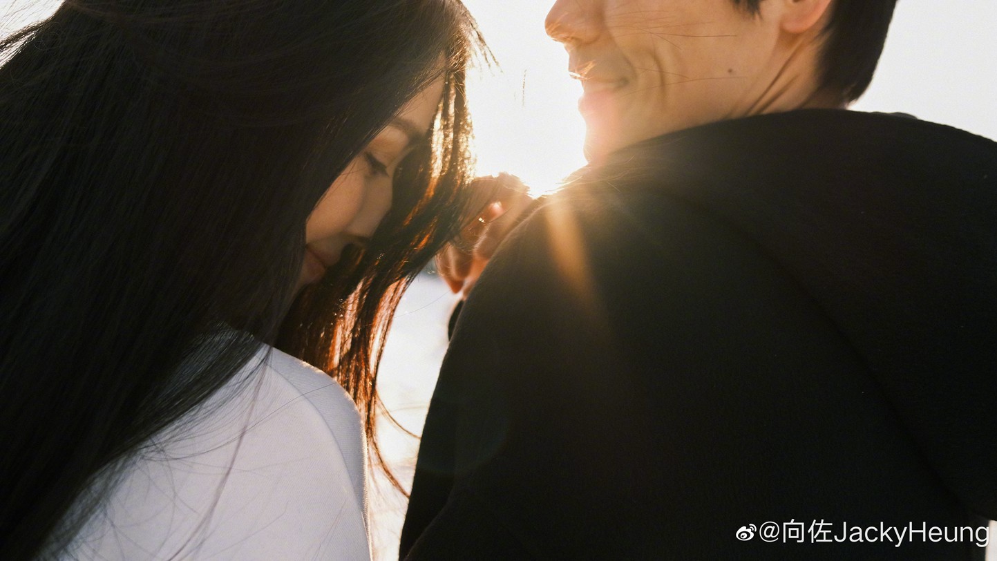 向佐郭碧婷雪地氛围感大片笑容满溢互动甜蜜