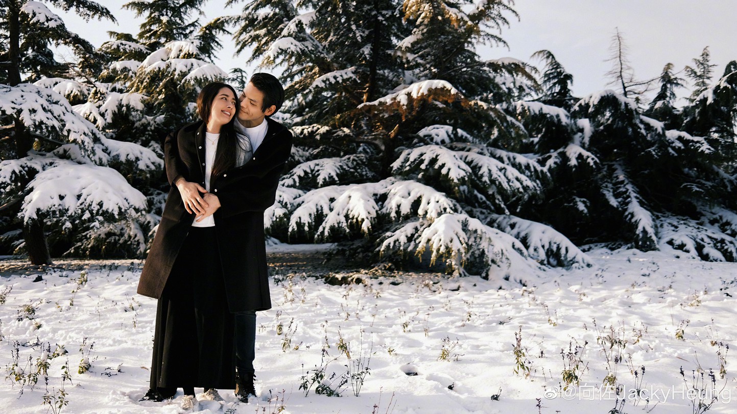 向佐郭碧婷雪地氛围感大片笑容满溢互动甜蜜