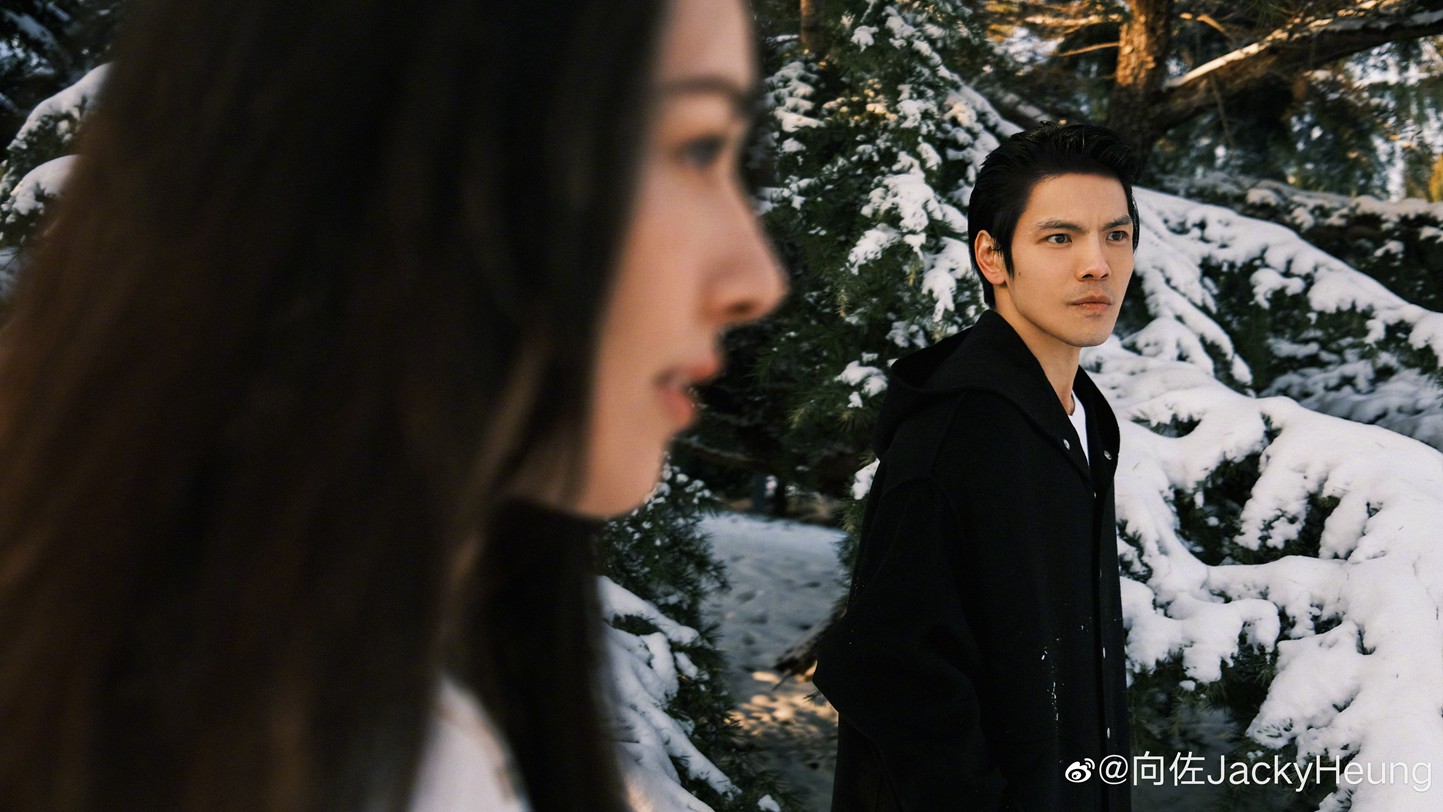 向佐郭碧婷雪地氛围感大片笑容满溢互动甜蜜