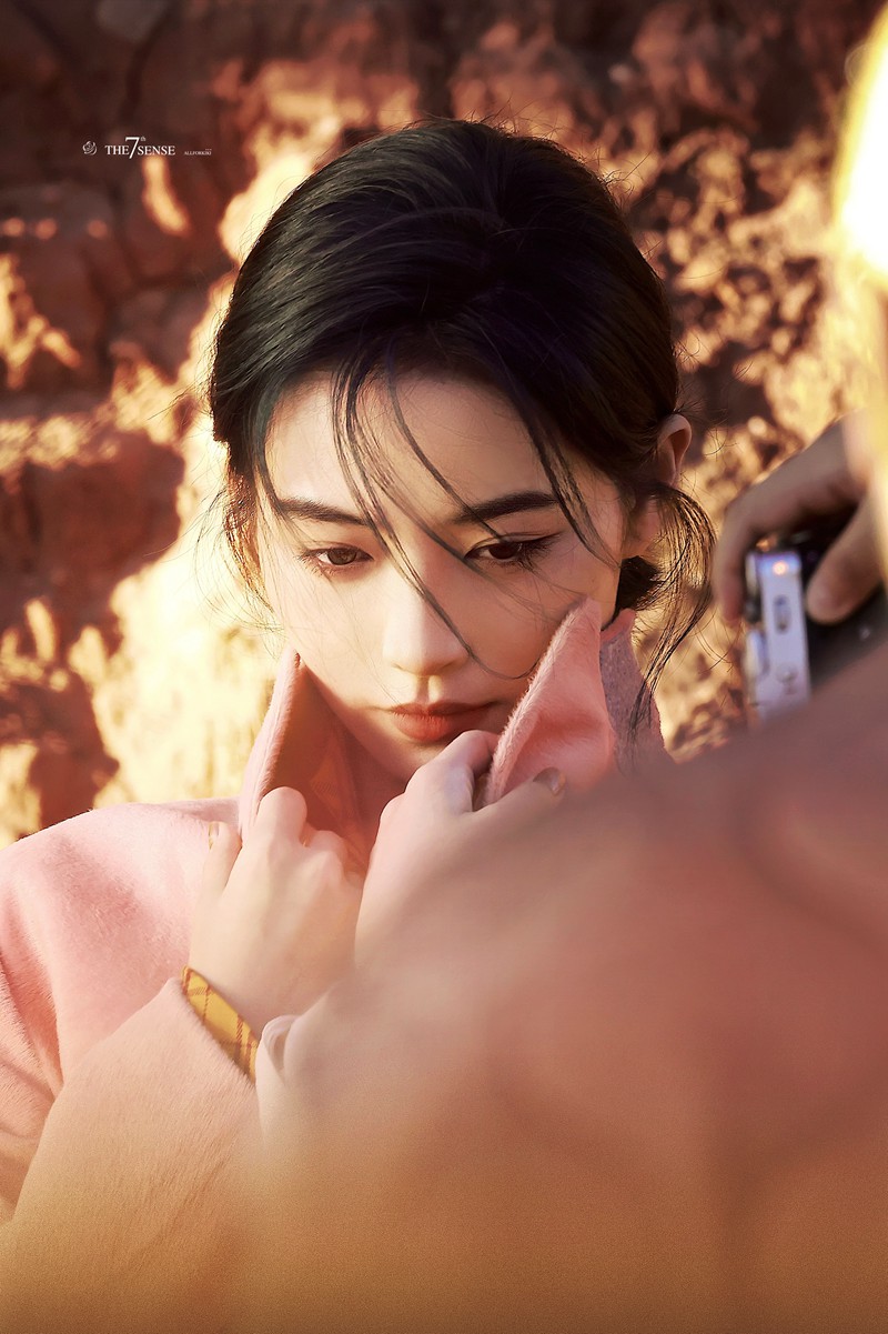 许佳琪光影红岩饭拍图美的宛如电影画面