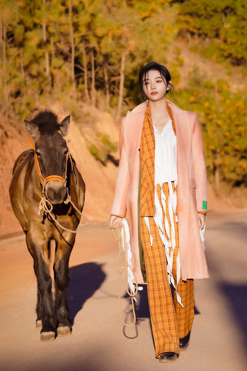 许佳琪光影红岩饭拍图美的宛如电影画面