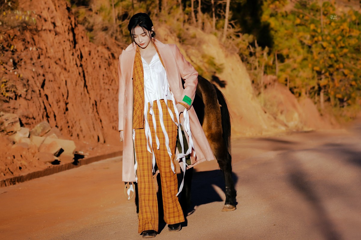 许佳琪光影红岩饭拍图美的宛如电影画面