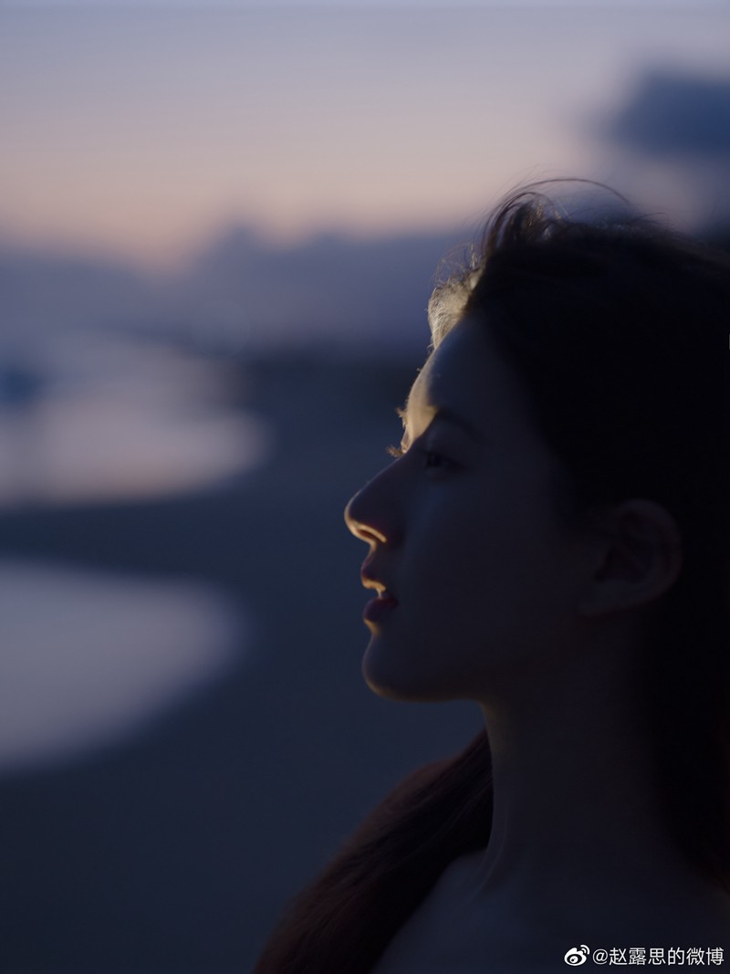 赵露思海边光影大片黑色长裙慵懒不失浪漫