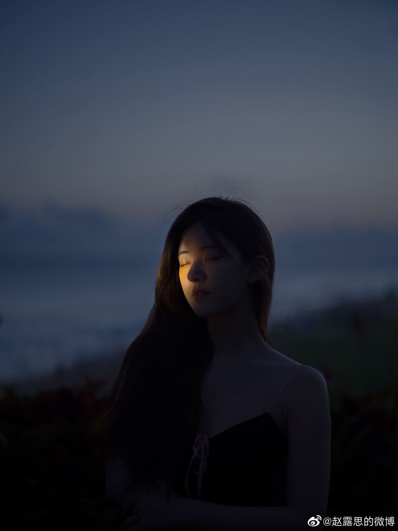 赵露思海边光影大片黑色长裙慵懒不失浪漫