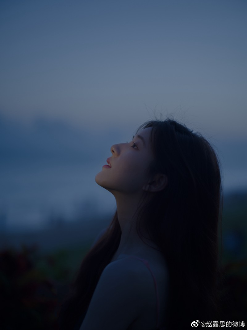 赵露思海边光影大片黑色长裙慵懒不失浪漫