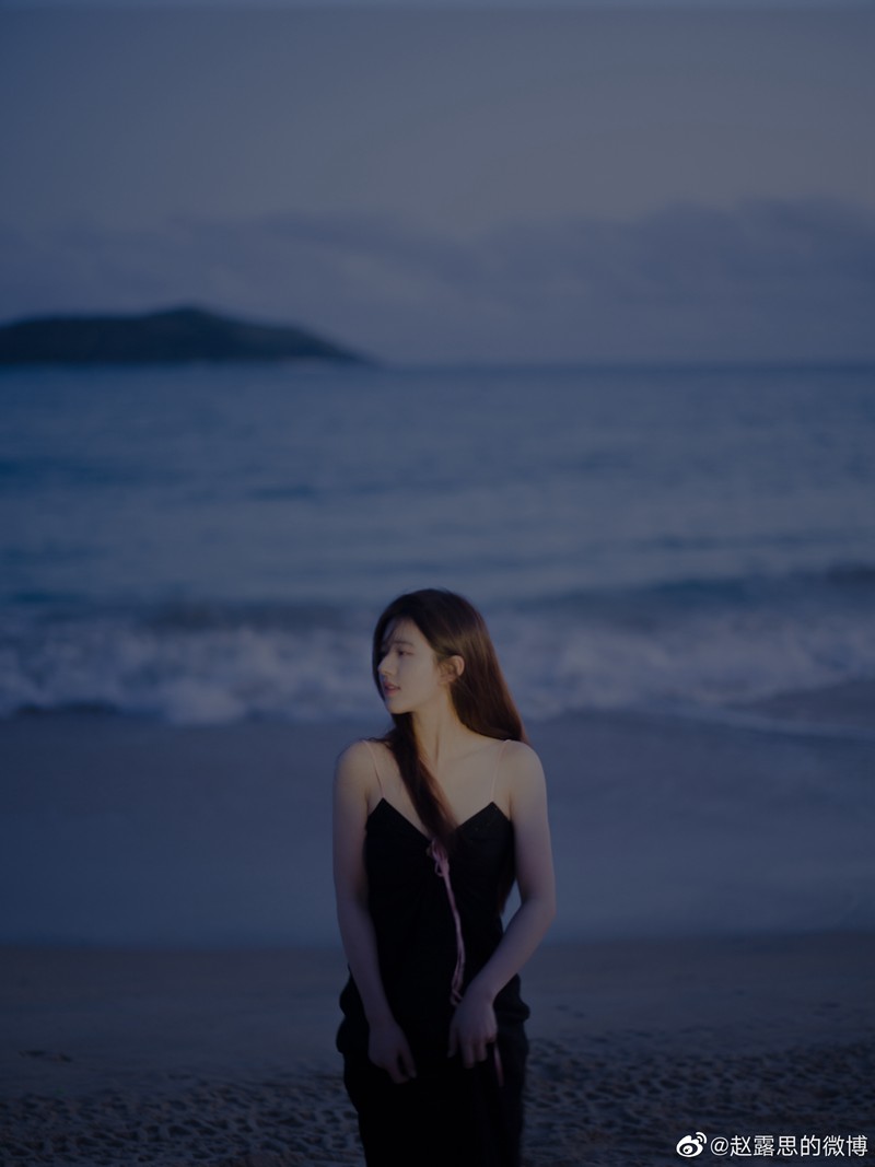 赵露思海边光影大片黑色长裙慵懒不失浪漫