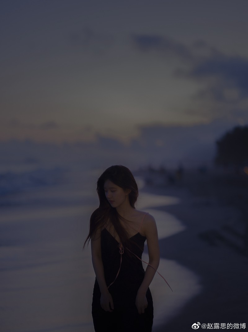 赵露思海边光影大片黑色长裙慵懒不失浪漫