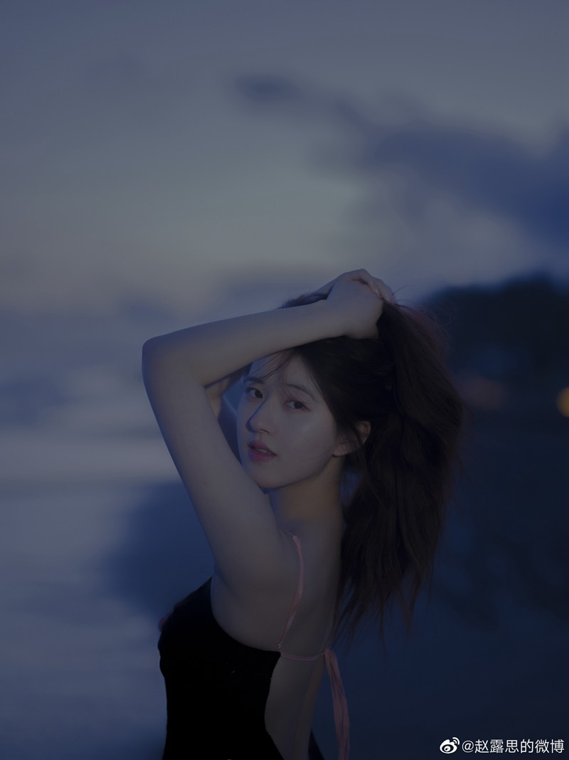 赵露思海边光影大片黑色长裙慵懒不失浪漫