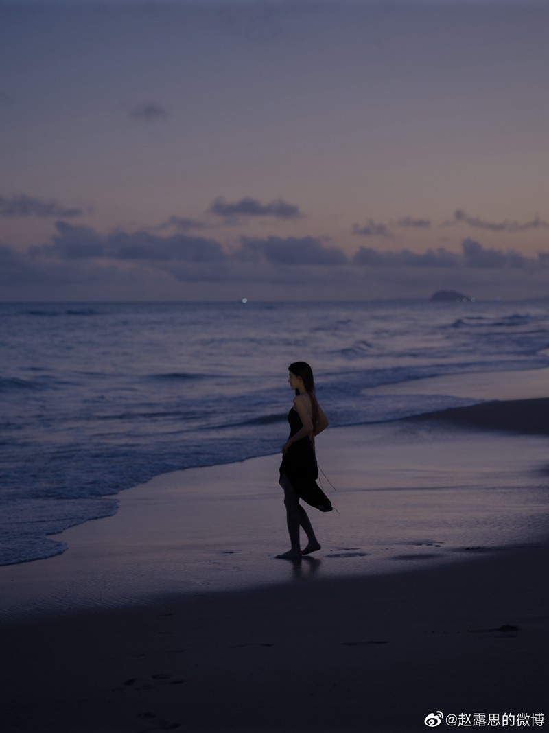 赵露思海边光影大片黑色长裙慵懒不失浪漫