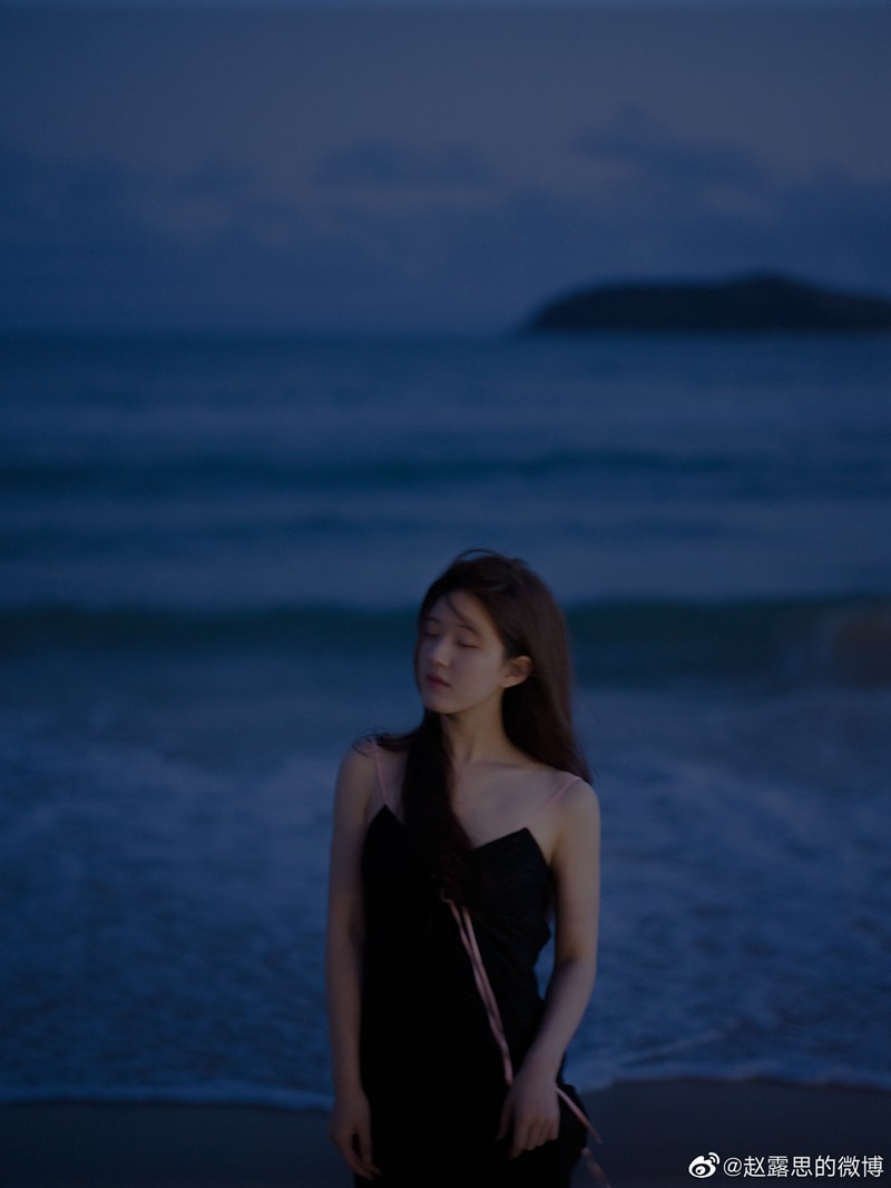 赵露思海边光影大片黑色长裙慵懒不失浪漫