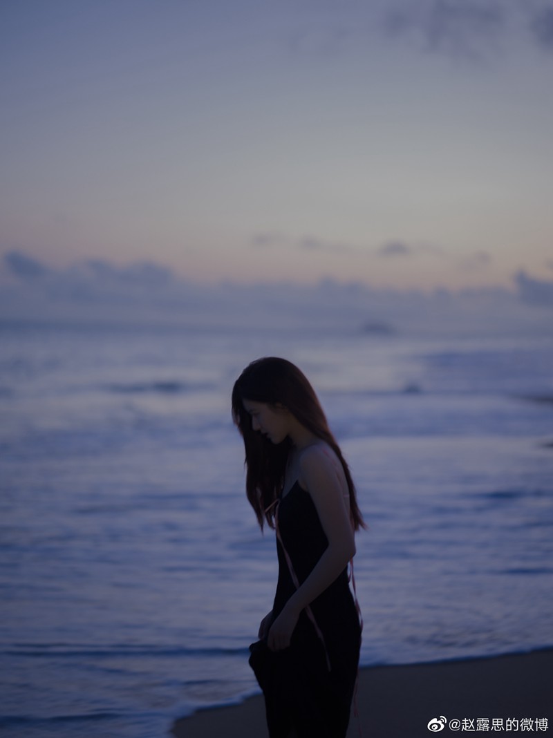 赵露思海边光影大片黑色长裙慵懒不失浪漫
