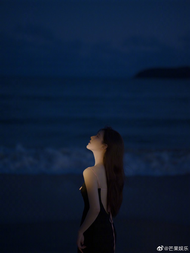 赵露思海边光影大片黑色长裙慵懒不失浪漫