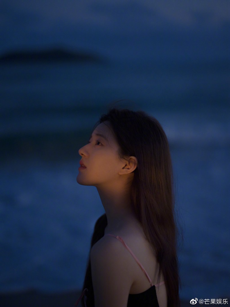 赵露思海边光影大片黑色长裙慵懒不失浪漫