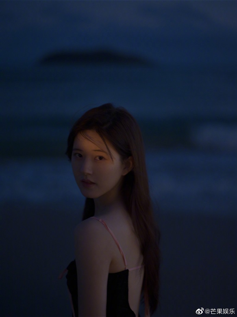 赵露思海边光影大片黑色长裙慵懒不失浪漫