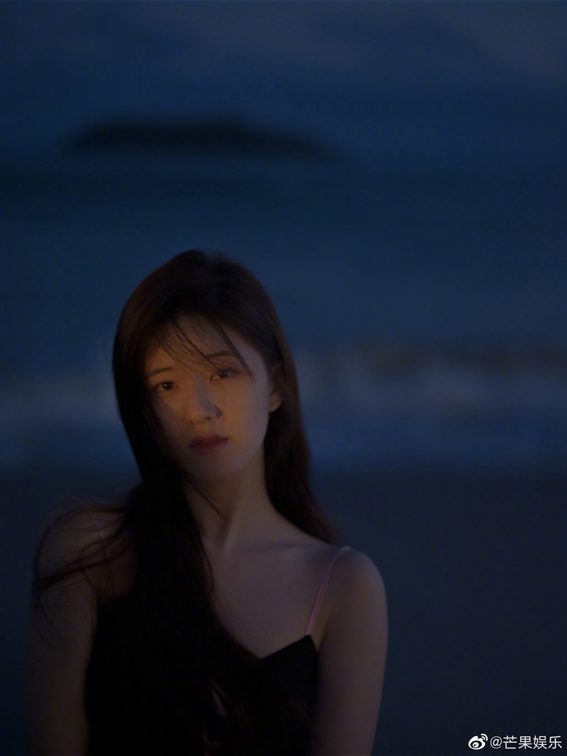 赵露思海边光影大片黑色长裙慵懒不失浪漫