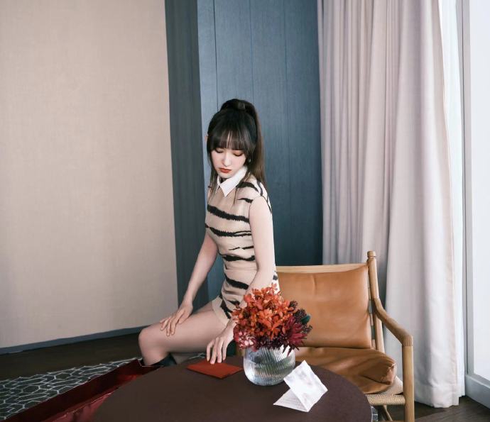 程潇虎纹连衣裙利落高马尾写真