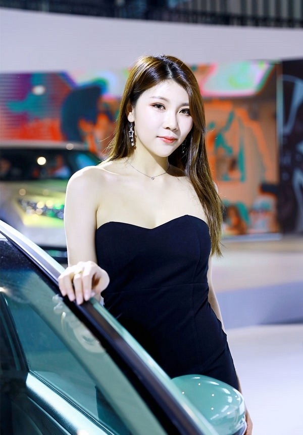 甜美白皙车模束胸裙露香肩美腿现场火辣图片