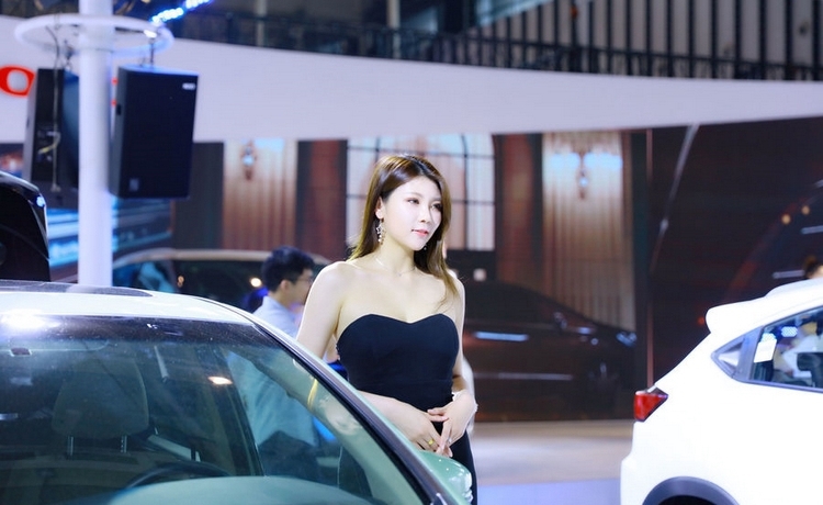 甜美白皙车模束胸裙露香肩美腿现场火辣图片