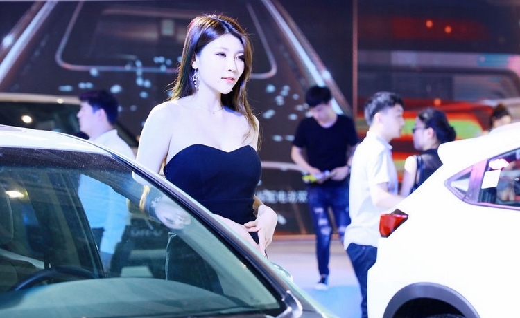 甜美白皙车模束胸裙露香肩美腿现场火辣图片