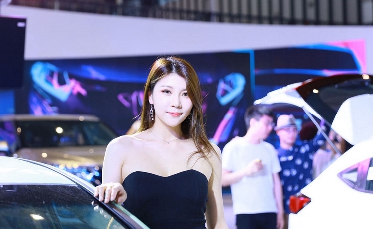 甜美白皙车模束胸裙露香肩美腿现场火辣图片