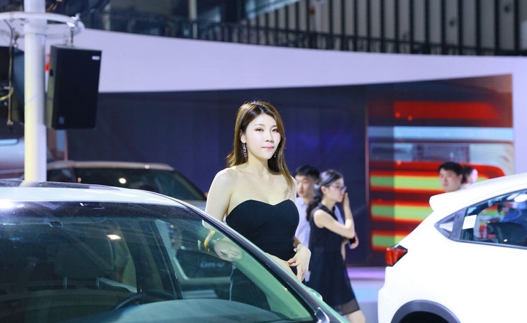 甜美白皙车模束胸裙露香肩美腿现场火辣图片