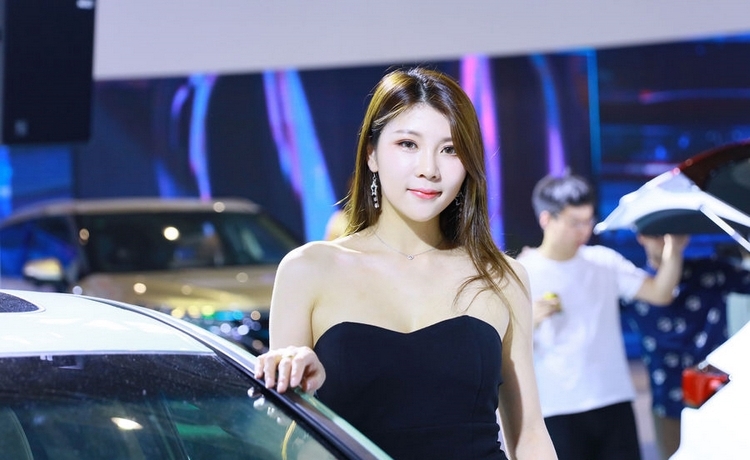 甜美白皙车模束胸裙露香肩美腿现场火辣图片