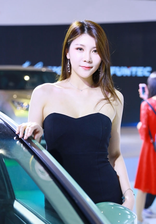 甜美白皙车模束胸裙露香肩美腿现场火辣图片