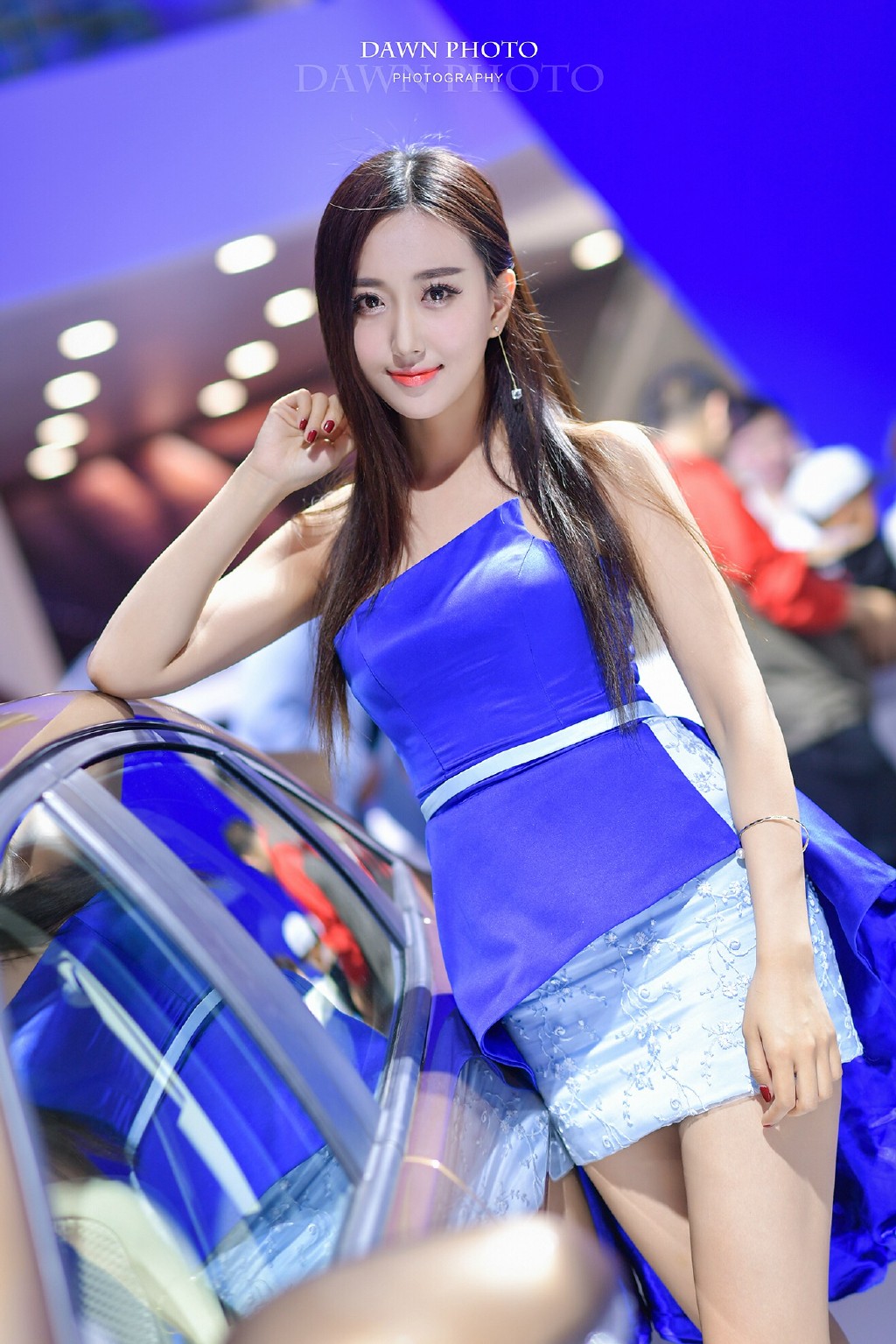 瓜子脸长发超短美女车模秀美腿