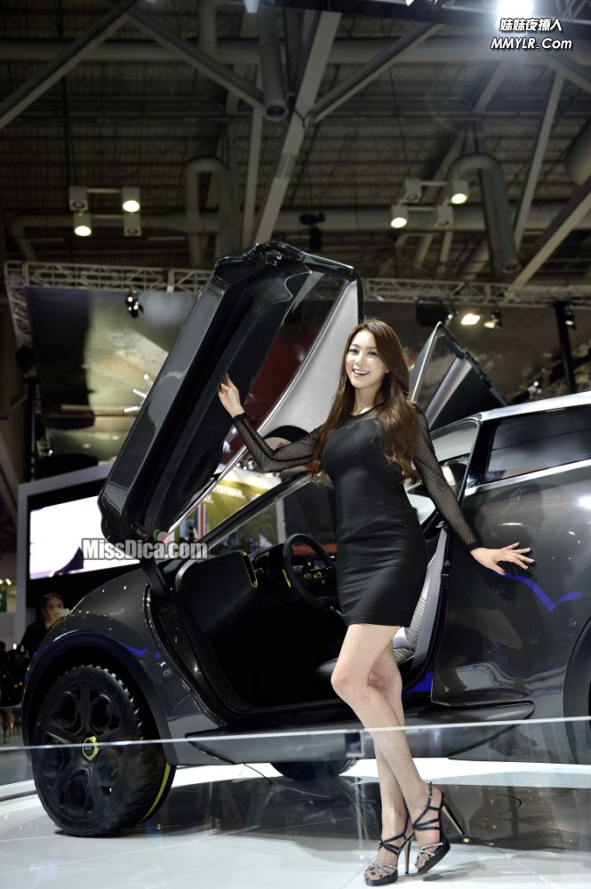 超有女人味的超短美女车模