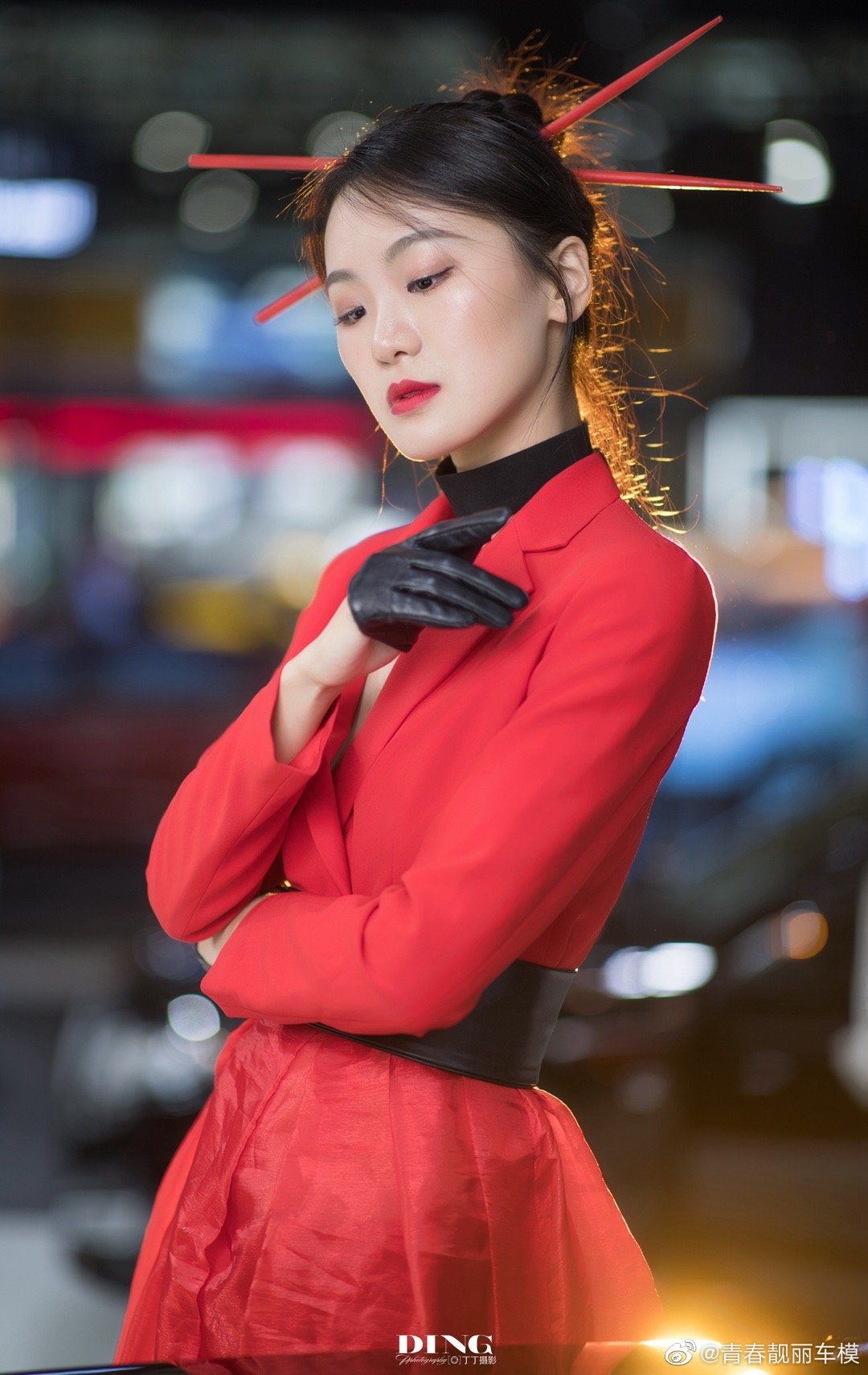 火辣车模身材高挑性感美艳写真