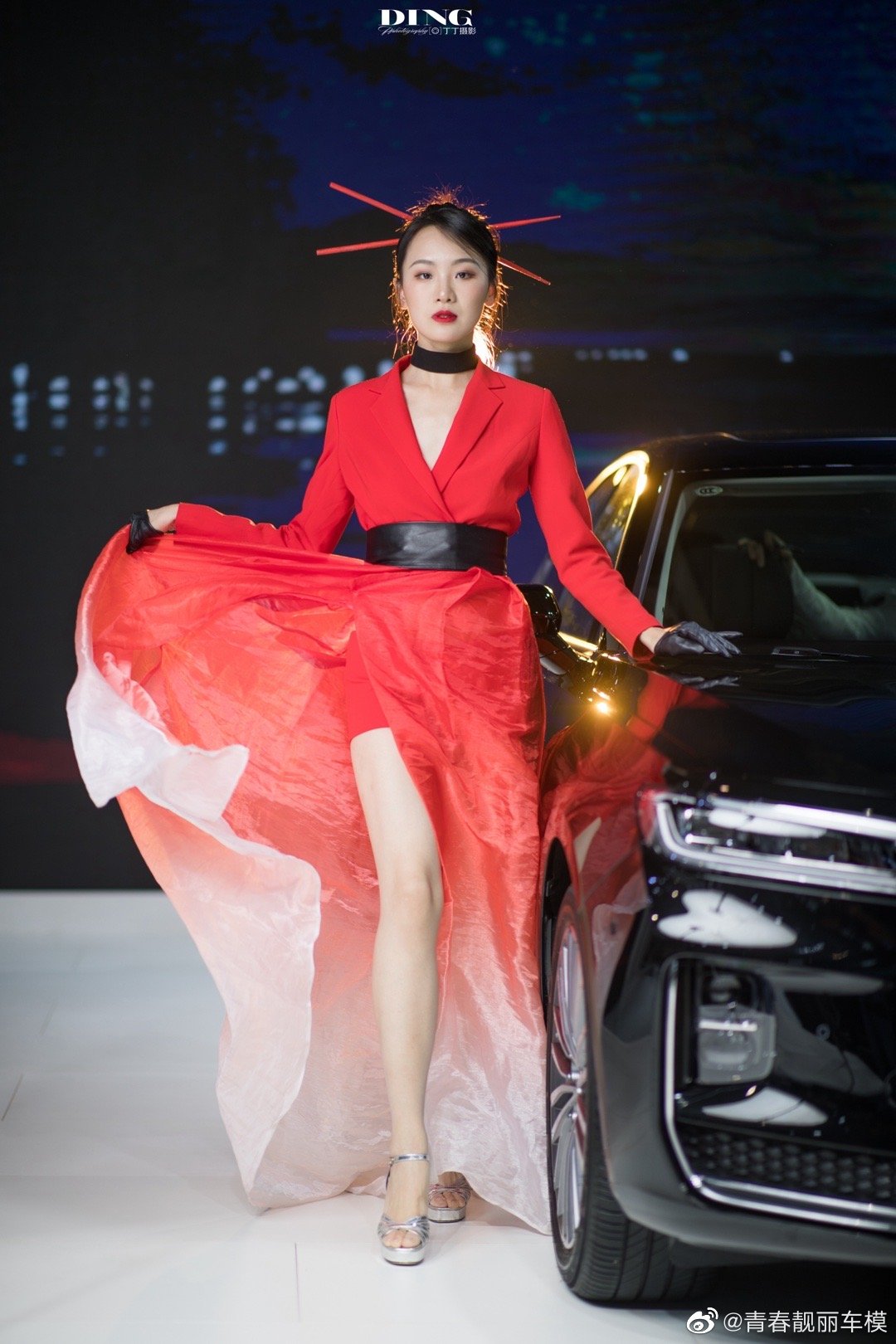 火辣车模身材高挑性感美艳写真