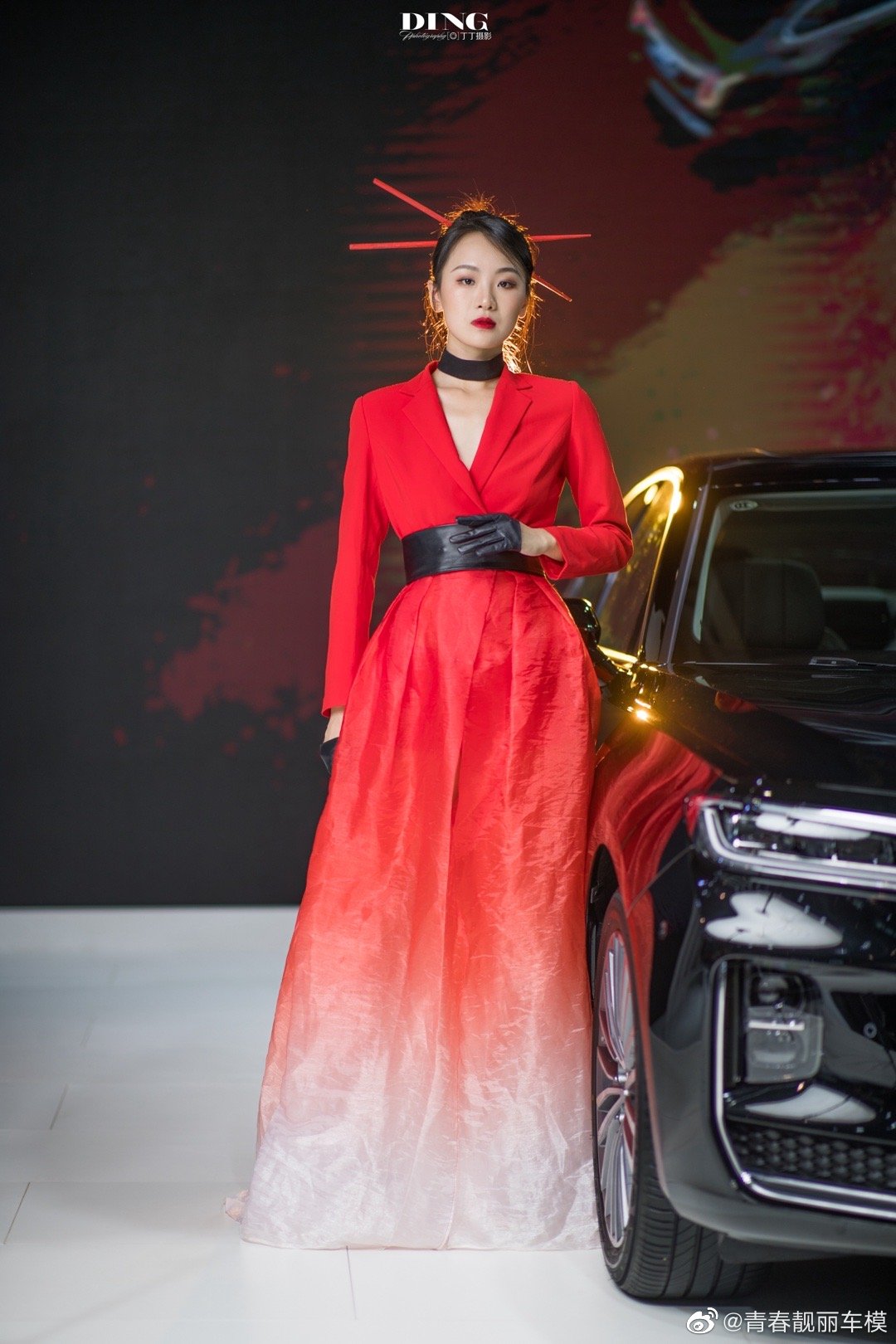 火辣车模身材高挑性感美艳写真