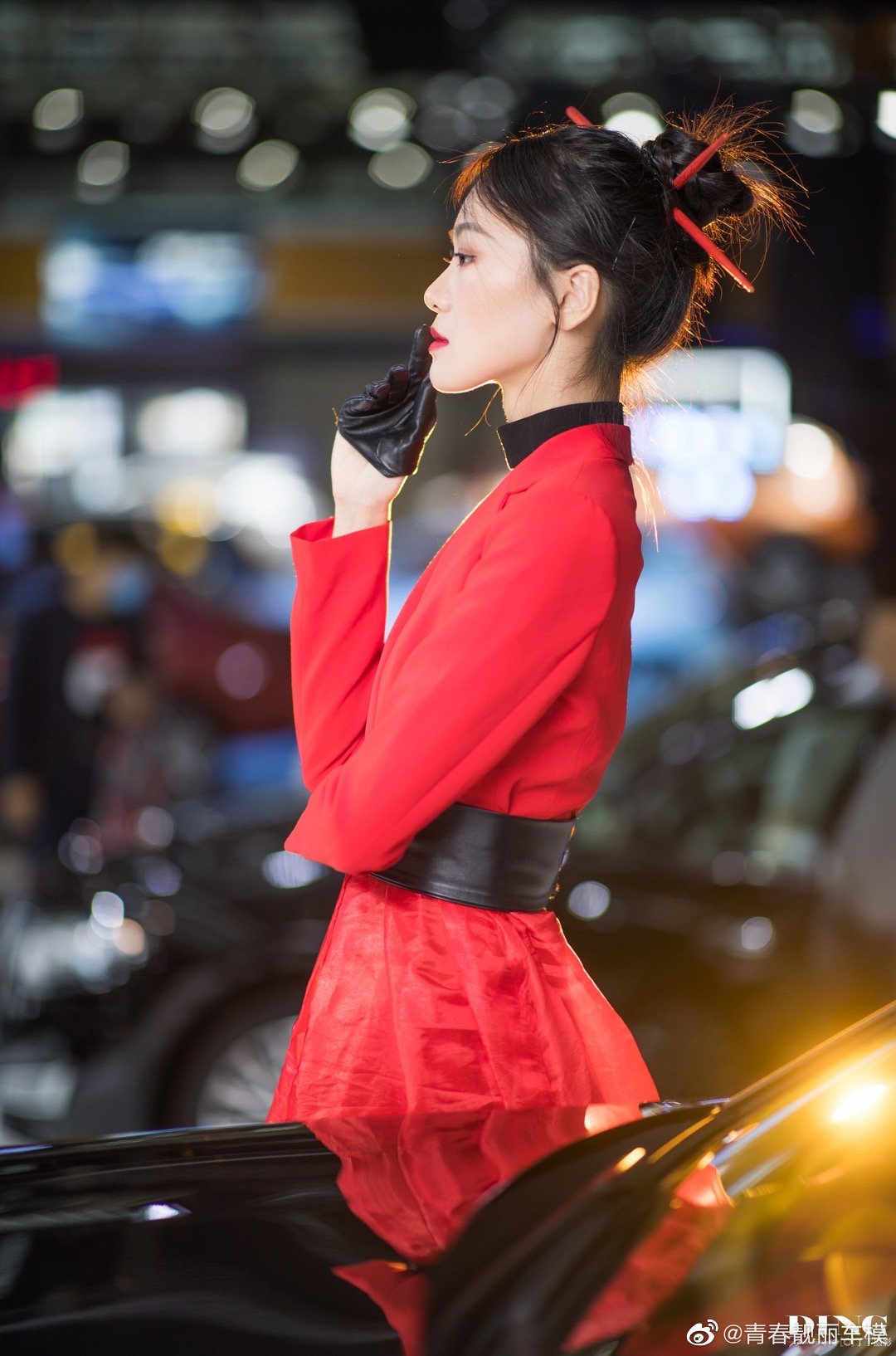 火辣车模身材高挑性感美艳写真