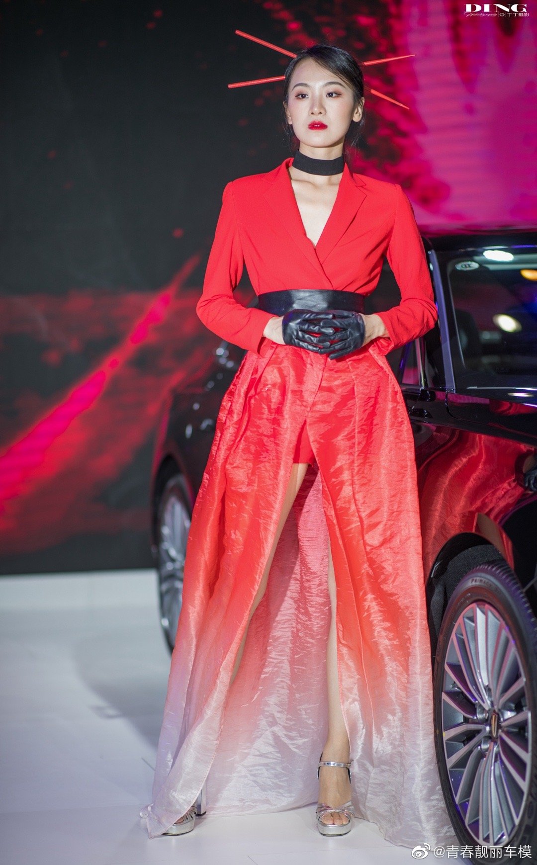 火辣车模身材高挑性感美艳写真