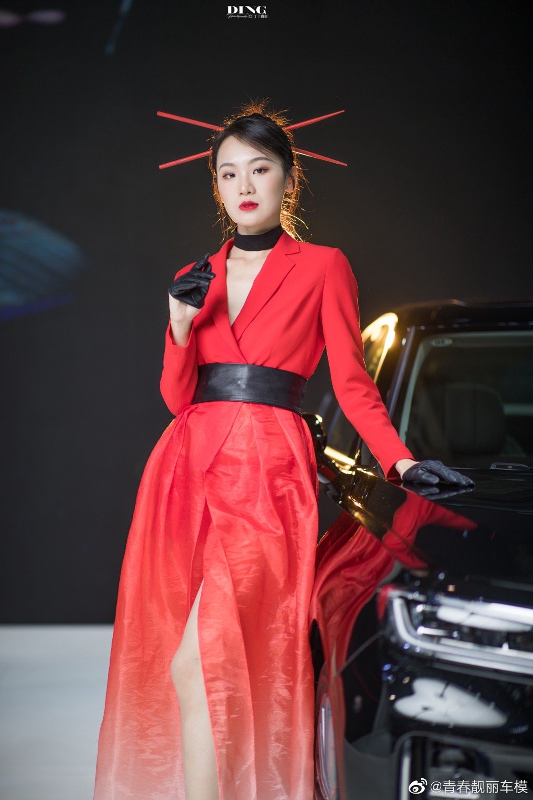 火辣车模身材高挑性感美艳写真