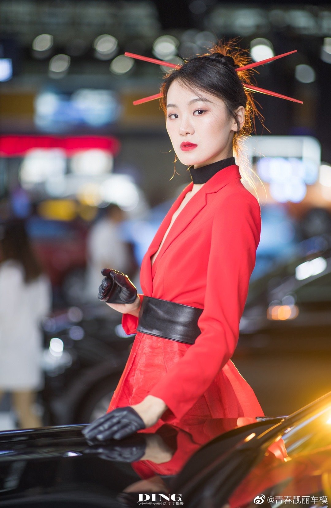 火辣车模身材高挑性感美艳写真