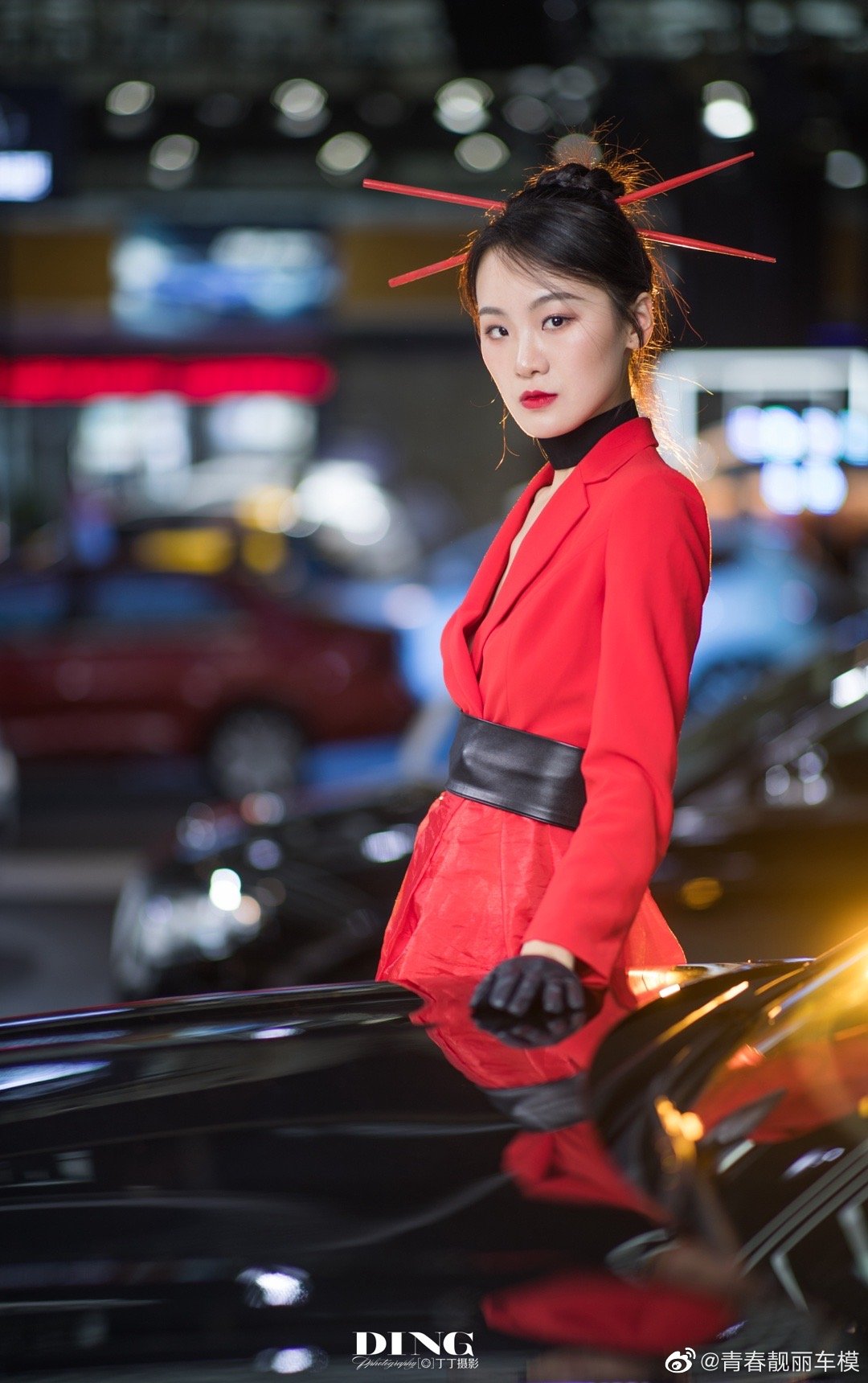 火辣车模身材高挑性感美艳写真
