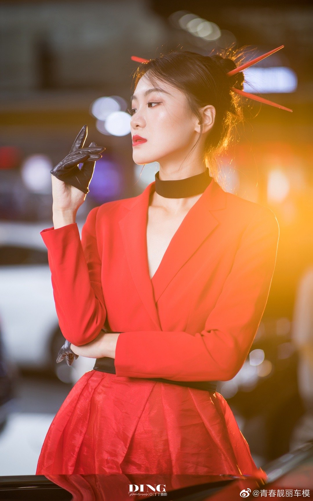 火辣车模身材高挑性感美艳写真