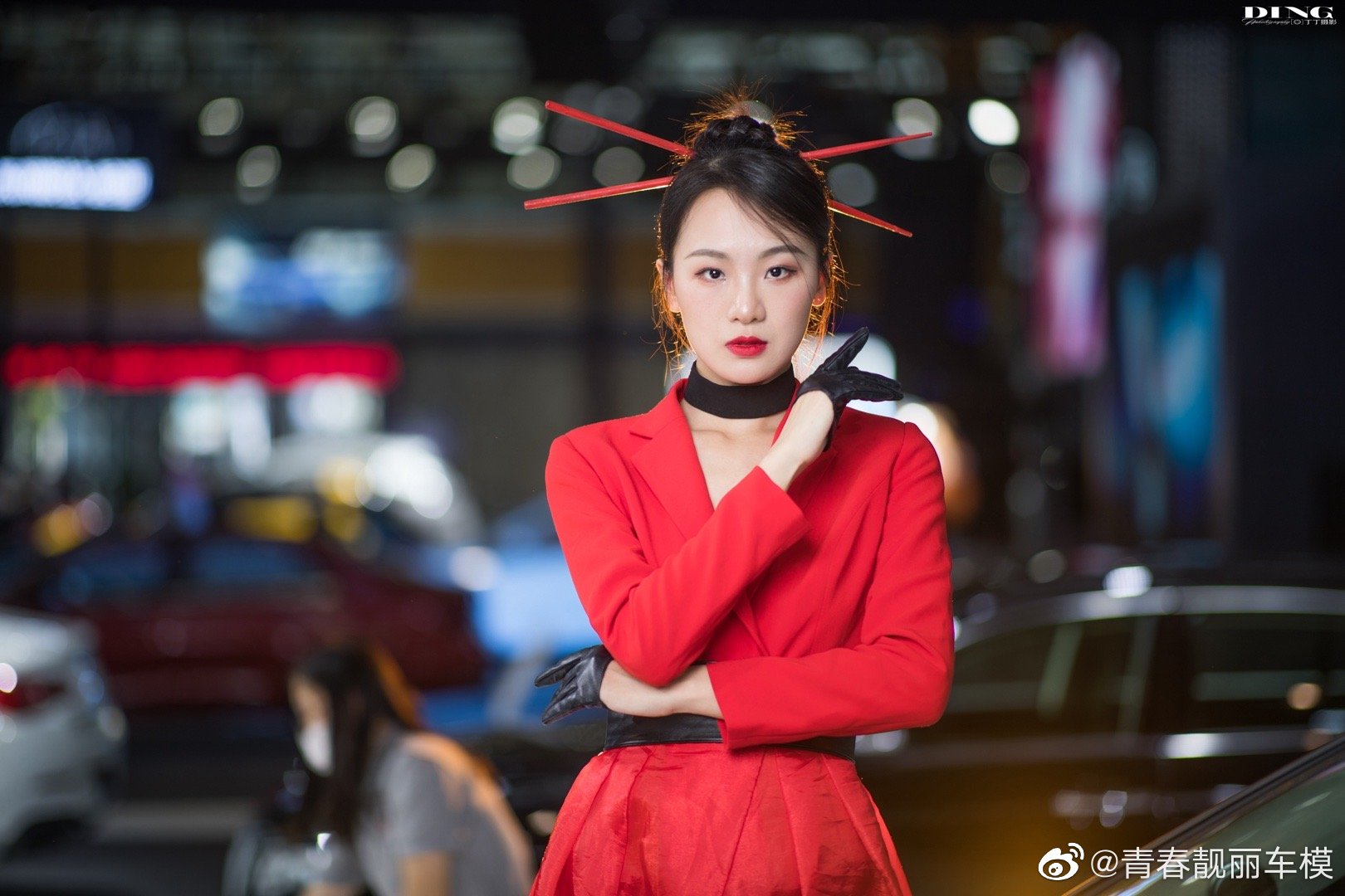 火辣车模身材高挑性感美艳写真