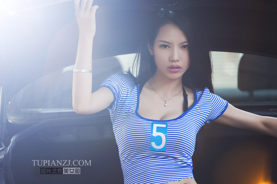 性感车模潘霜霜 展现性能战车完美结合