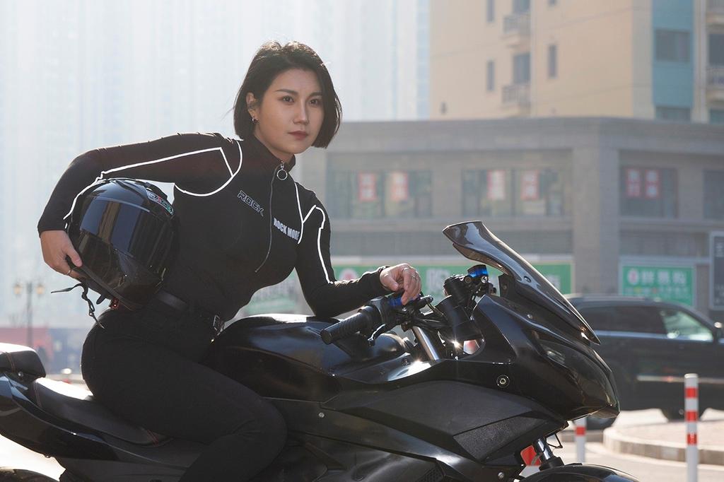 机车女郎前凸后翘美艳酷飒套图